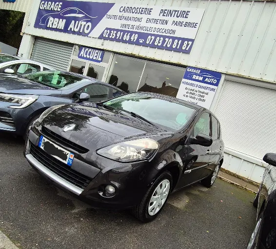 Renault Clio devant le garage