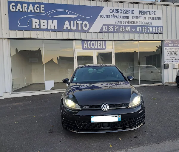 Volkswagen Golf devant le garage